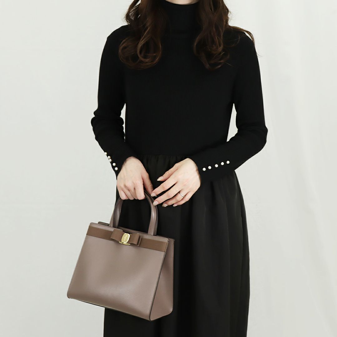 フェラガモ 2WAYバッグ 【VARA：ヴァラ】 21I290 741078 CARAWAY SEED  