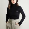 メゾンキツネ MAISON KITSUNE レディース ニット ボールドファックスヘッドパッチファインリブタートルネック LW00806KT1091 ブラック