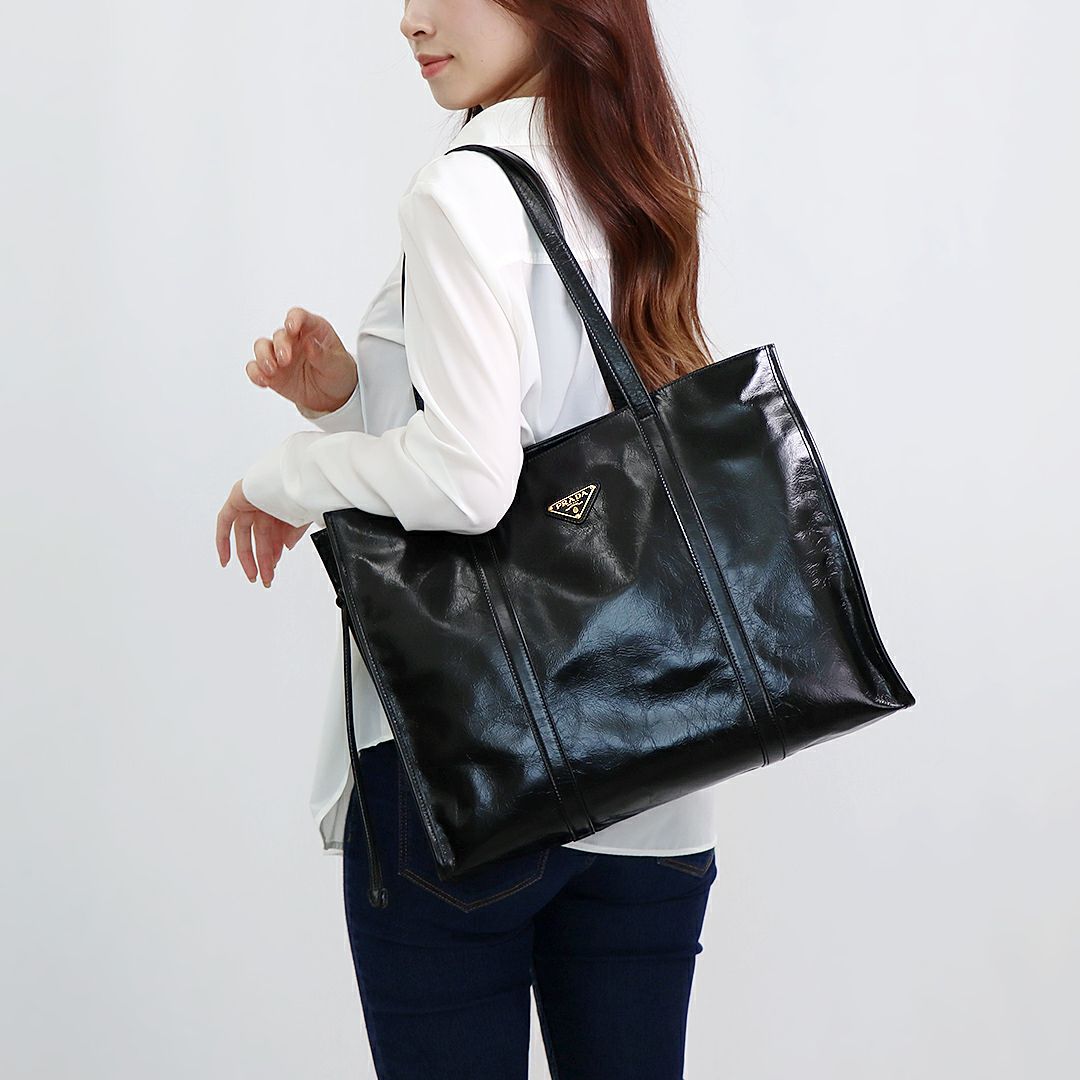 美品✨超希少 速かっ プラダ ナッパレザー トートバッグ ロゴ型押し 黒 