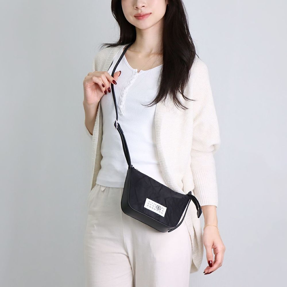 エムエムシックス メゾンマルジェラ MM6 MAISON MARGIELA ショルダーバッグ ミニバッグ NUMERIC ニューメリック SB5ZI0008P6994 T8013 BLACK
