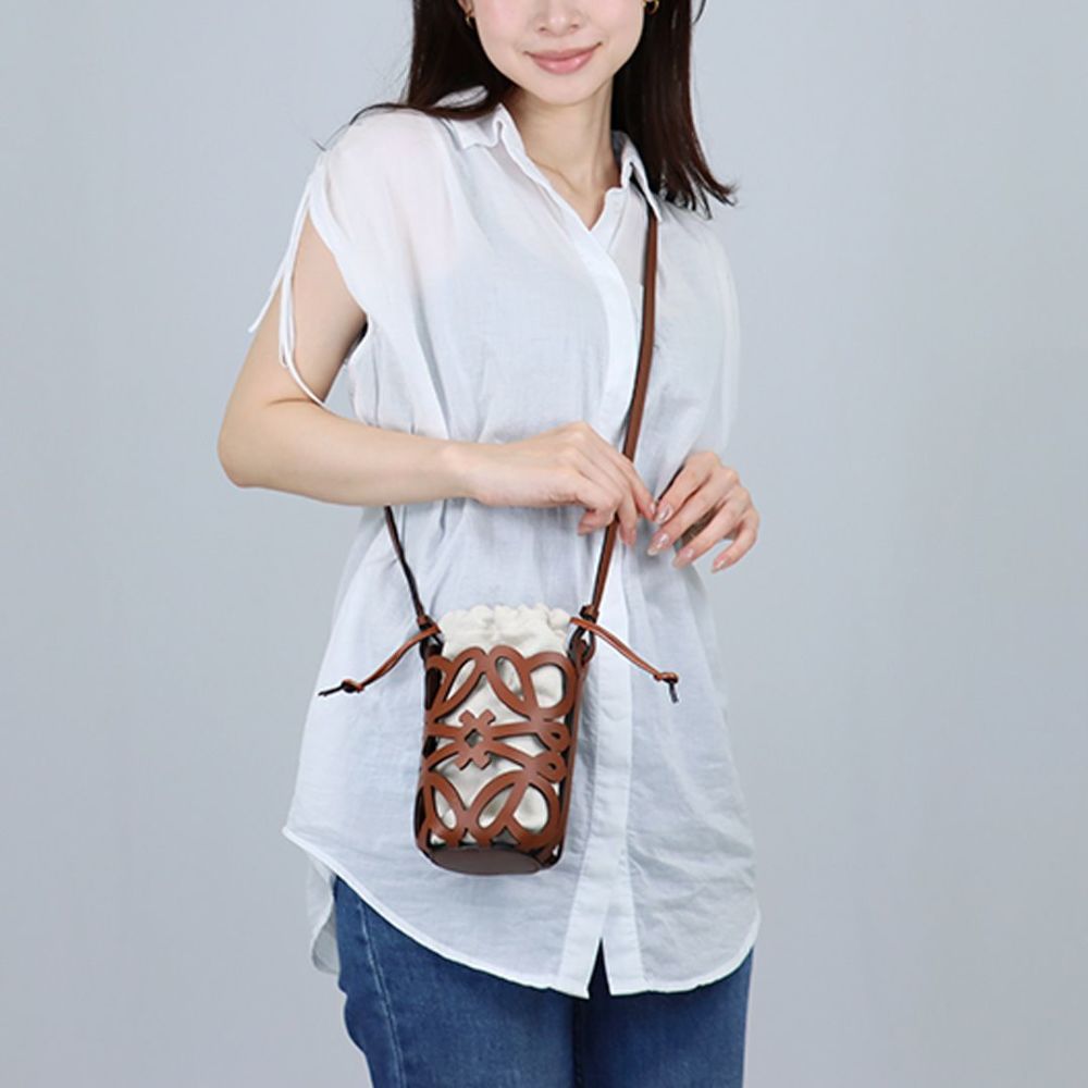 ロエベ LOEWE ショルダーバッグ ANAGRAM CUT OUT POCKET アナグラム カット アウト ポケット C922Y62X07 3892 TAN/ECRU 【お取り寄せ】