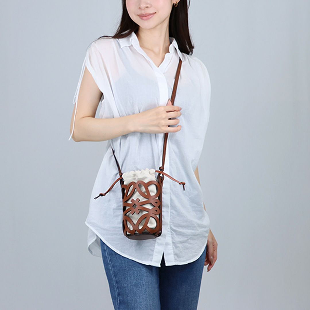ロエベ LOEWE ショルダーバッグ ANAGRAM CUT OUT POCKET アナグラム カット アウト ポケット C922Y62X07 3892 TAN/ECRU 【お取り寄せ】