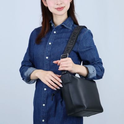 LOEWE ロエベ アナグラム カットアウト ポケット ショルダーバッグ 黒 LOEWE ロエベ アナグラム カットアウト ポケット ショルダーバッグ 黒